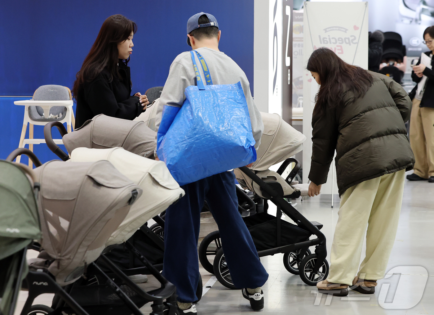 (서울=뉴스1) 김진환 기자 = 15일 서울 강남구 코엑스에서 열린 ‘2026 맘스홀릭베이비페어’를 찾은 참관객들이 부스를 둘러보고 있다. 2026.1.15/뉴스1