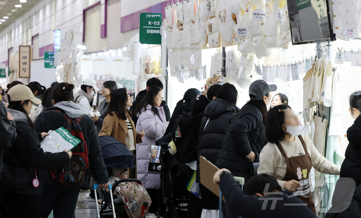 (서울=뉴스1) 김진환 기자 = 15일 서울 강남구 코엑스에서 열린 ‘2026 맘스홀릭베이비페어’를 찾은 참관객들이 다양한 육아용품을 살펴보고 있다. 2026.1.15/뉴스1
