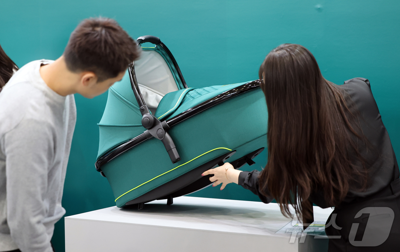 (서울=뉴스1) 김진환 기자 = 15일 서울 강남구 코엑스에서 열린 ‘2026 맘스홀릭베이비페어’를 찾은 참관객들이 다양한 육아용품을 살펴보고 있다. 2026.1.15/뉴스1