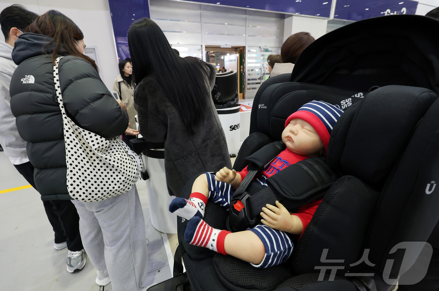 (서울=뉴스1) 김진환 기자 = 15일 서울 강남구 코엑스에서 열린 ‘2026 맘스홀릭베이비페어’를 찾은 참관객들이 다양한 육아용품을 살펴보고 있다. 2026.1.15/뉴스1