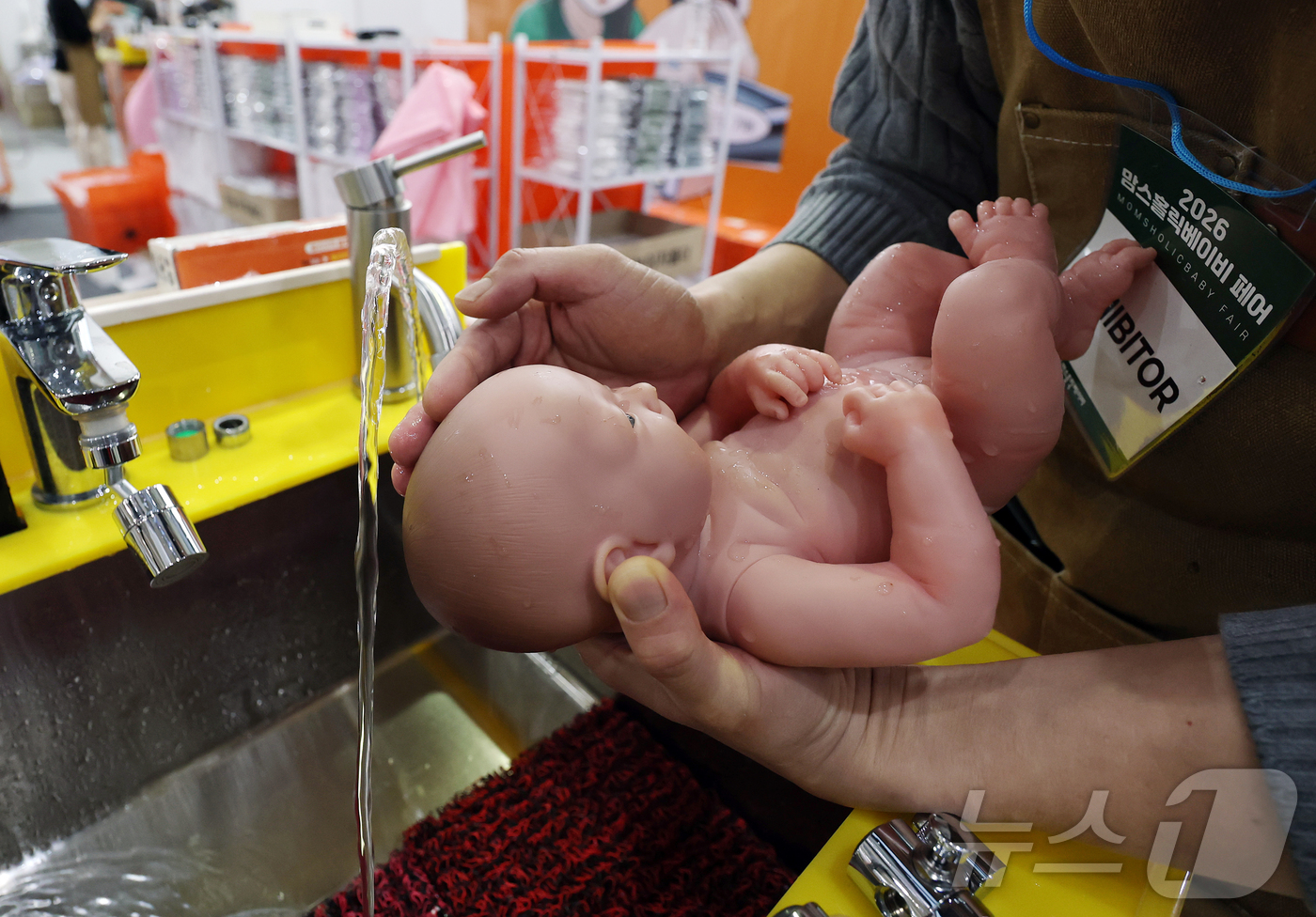 (서울=뉴스1) 김진환 기자 = 15일 서울 강남구 코엑스에서 열린 ‘2026 맘스홀릭베이비페어’에서 한 클리어 잭 업체 관계자가 시연을 하고 있다. 2026.1.15/뉴스1