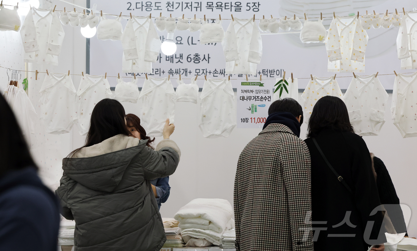 (서울=뉴스1) 김진환 기자 = 15일 서울 강남구 코엑스에서 열린 ‘2026 맘스홀릭베이비페어’를 찾은 참관객들이 부스를 둘러보고 있다. 2026.1.15/뉴스1