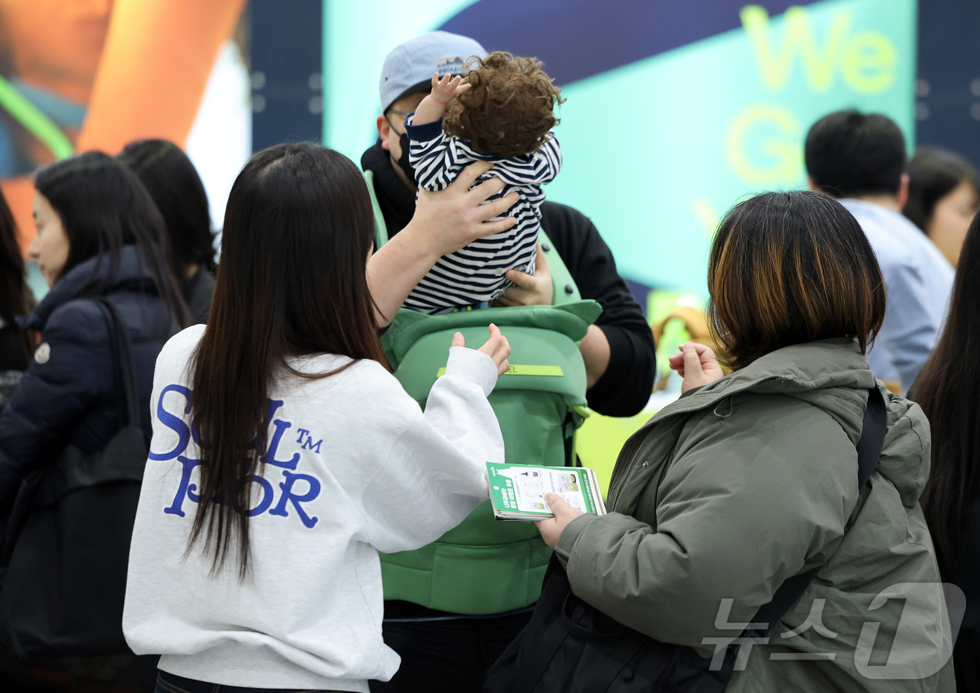 (서울=뉴스1) 김진환 기자 = 15일 서울 강남구 코엑스에서 열린 ‘2026 맘스홀릭베이비페어’를 찾은 참관객들이 다양한 육아용품을 살펴보고 있다. 2026.1.15/뉴스1