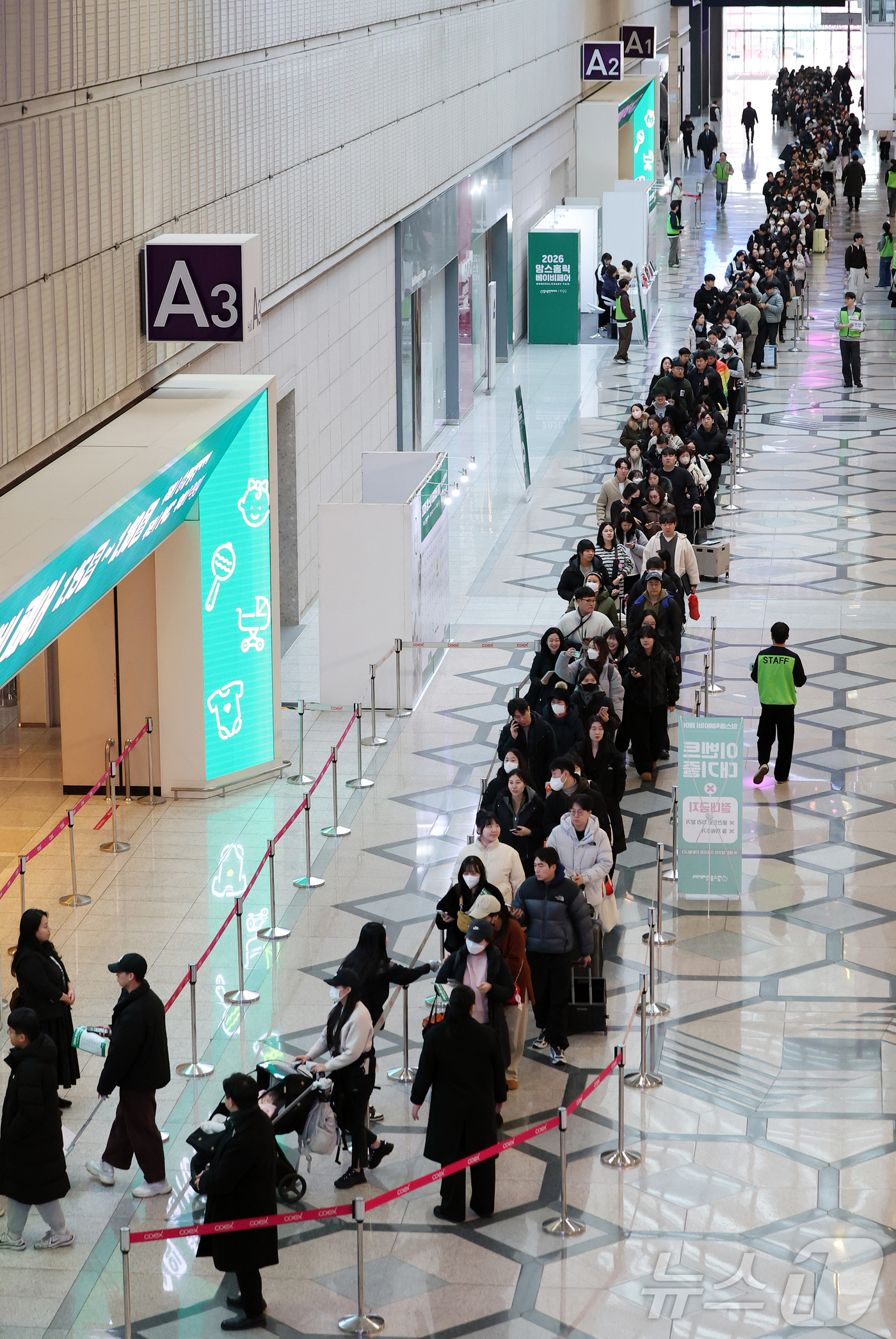 (서울=뉴스1) 김진환 기자 = 15일 서울 강남구 코엑스에서 열린 ‘2026 맘스홀릭베이비페어’를 찾은 참관객들이 입장을 위해 길게 줄을 서고 있다. 2026.1.15/뉴스1