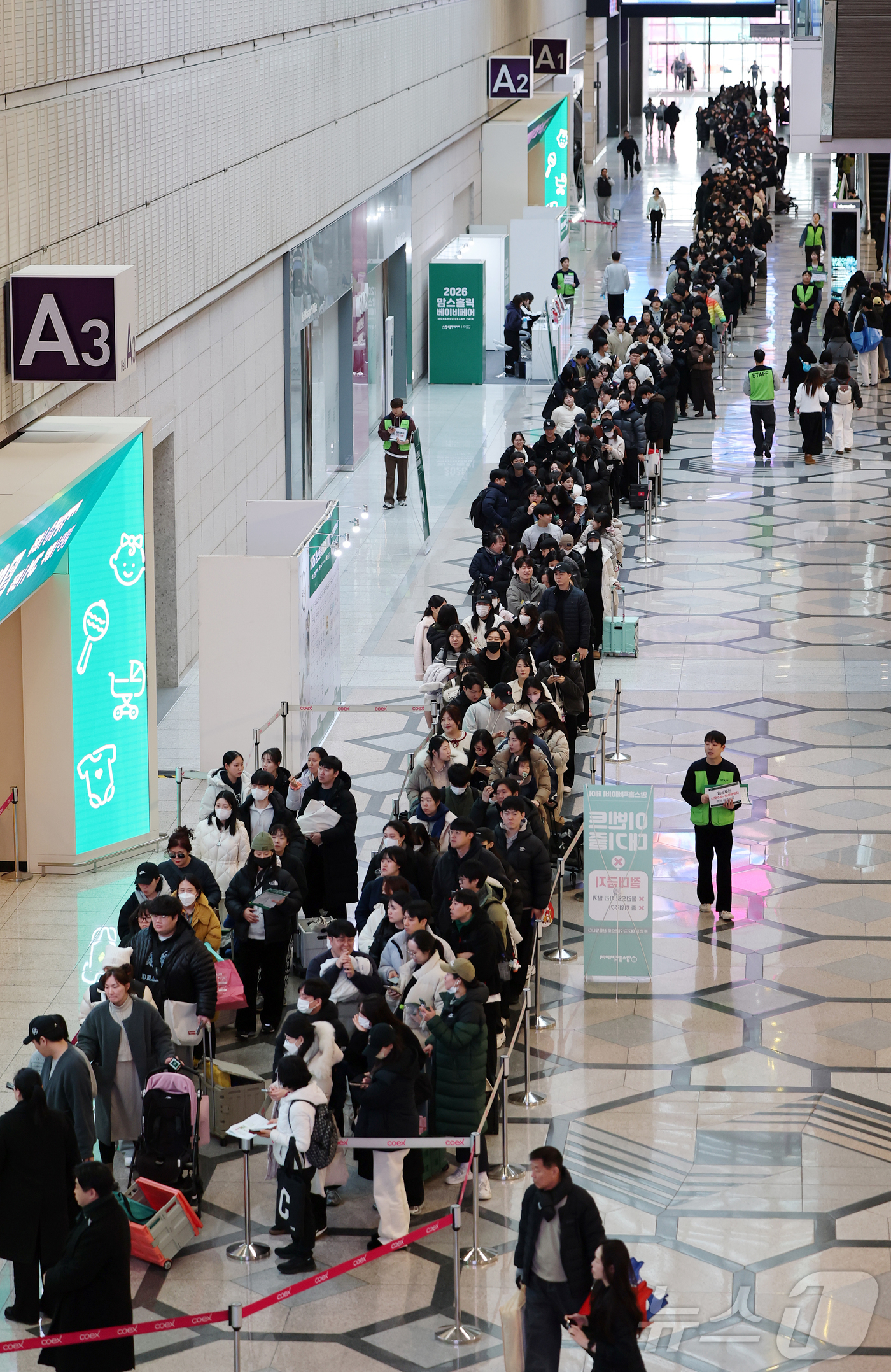 (서울=뉴스1) 김진환 기자 = 15일 서울 강남구 코엑스에서 열린 ‘2026 맘스홀릭베이비페어’를 찾은 참관객들이 입장을 위해 길게 줄을 서고 있다. 2026.1.15/뉴스1