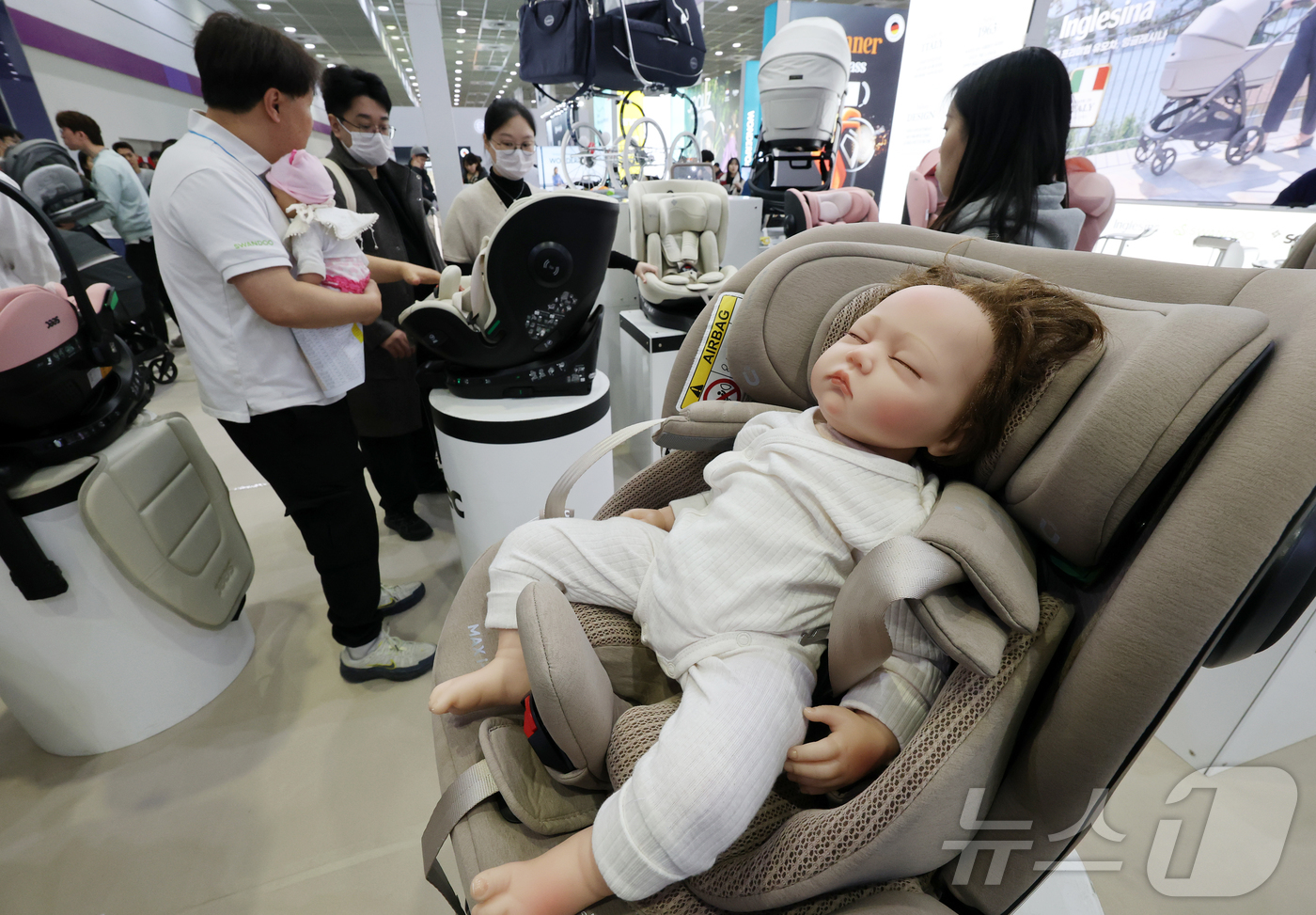 (서울=뉴스1) 김진환 기자 = 15일 서울 강남구 코엑스에서 열린 ‘2026 맘스홀릭베이비페어’를 찾은 참관객들이 다양한 육아용품을 살펴보고 있다. 2026.1.15/뉴스1