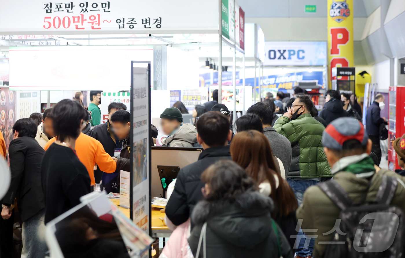 (서울=뉴스1) 김진환 기자 = 15일 서울 강남구 코엑스에서 열린 ‘제82회 프랜차이즈 창업 박람회 2026’을 찾은 방문객들이 부스를 둘러보고 있다. 2026.1.15/뉴스1