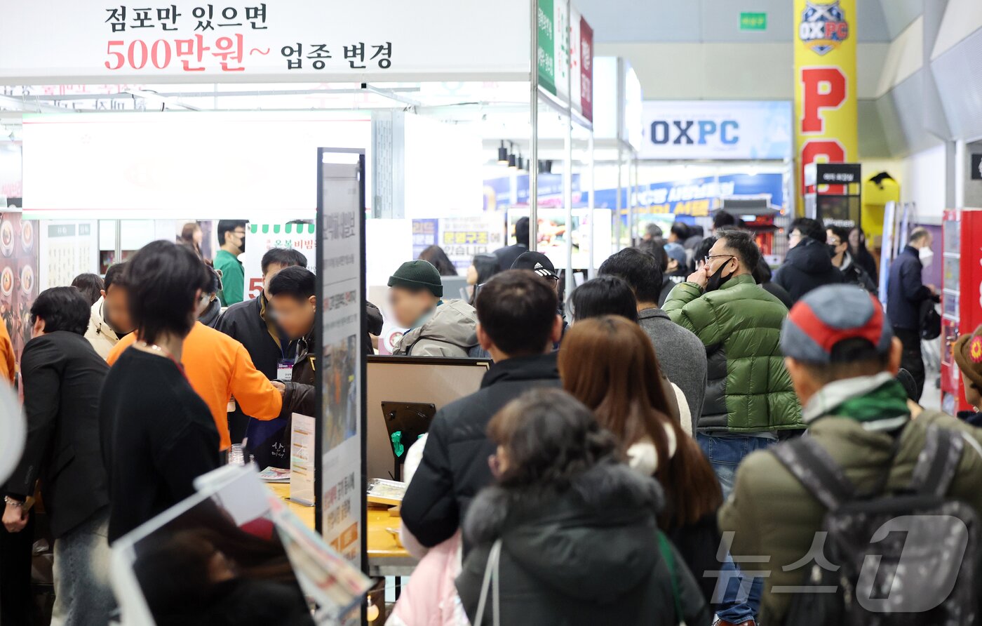 본문 이미지 - 15일 서울 강남구 코엑스에서 열린 ‘제82회 프랜차이즈 창업 박람회 2026’을 찾은 방문객들이 부스를 둘러보고 있다. 2026.1.15/뉴스1 ⓒ News1 김진환 기자