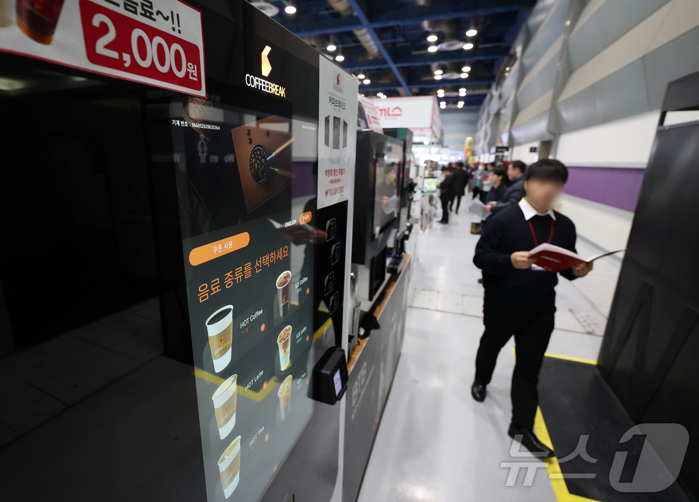 (서울=뉴스1) 김진환 기자 = 15일 서울 강남구 코엑스에서 열린 ‘제82회 프랜차이즈 창업 박람회 2026’을 찾은 방문객들이 부스를 둘러보고 있다. 2026.1.15/뉴스1