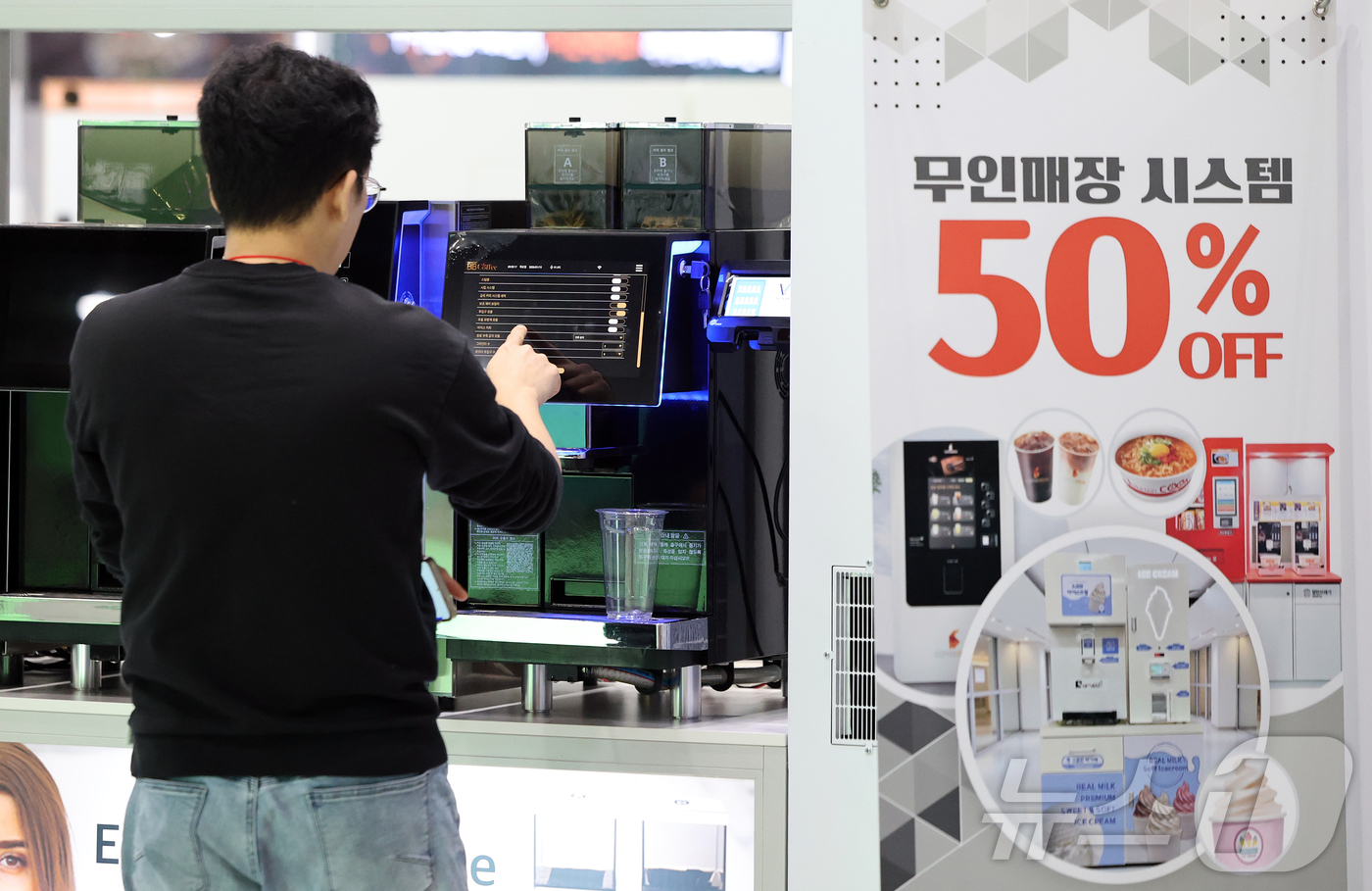 (서울=뉴스1) 김진환 기자 = 15일 서울 강남구 코엑스에서 열린 ‘제82회 프랜차이즈 창업 박람회 2026’을 찾은 방문객들이 부스를 둘러보고 있다. 2026.1.15/뉴스1