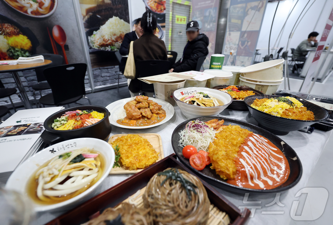 (서울=뉴스1) 김진환 기자 = 15일 서울 강남구 코엑스에서 열린 ‘제82회 프랜차이즈 창업 박람회 2026’을 찾은 방문객들이 부스에서 상담을 받고 있다. 2026.1.15/뉴 …