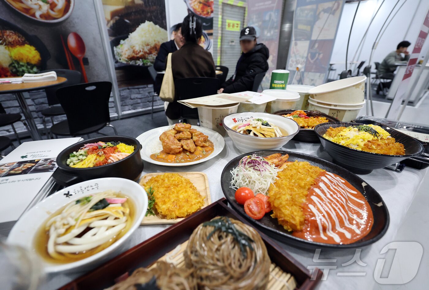 본문 이미지 - 15일 서울 강남구 코엑스에서 열린 ‘제82회 프랜차이즈 창업 박람회 2026’을 찾은 방문객들이 부스에서 상담을 받고 있다. 2026.1.15/뉴스1 ⓒ News1 김진환 기자