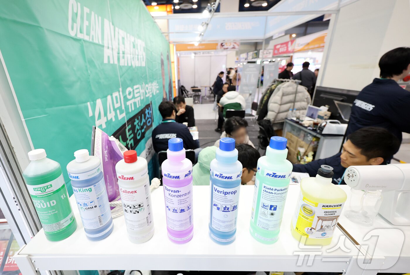 본문 이미지 - 15일 서울 강남구 코엑스에서 열린 ‘제82회 프랜차이즈 창업 박람회 2026’을 찾은 방문객들이 청소업체 부스에서 상담을 받고 있다. 2026.1.15/뉴스1 ⓒ News1 김진환 기자