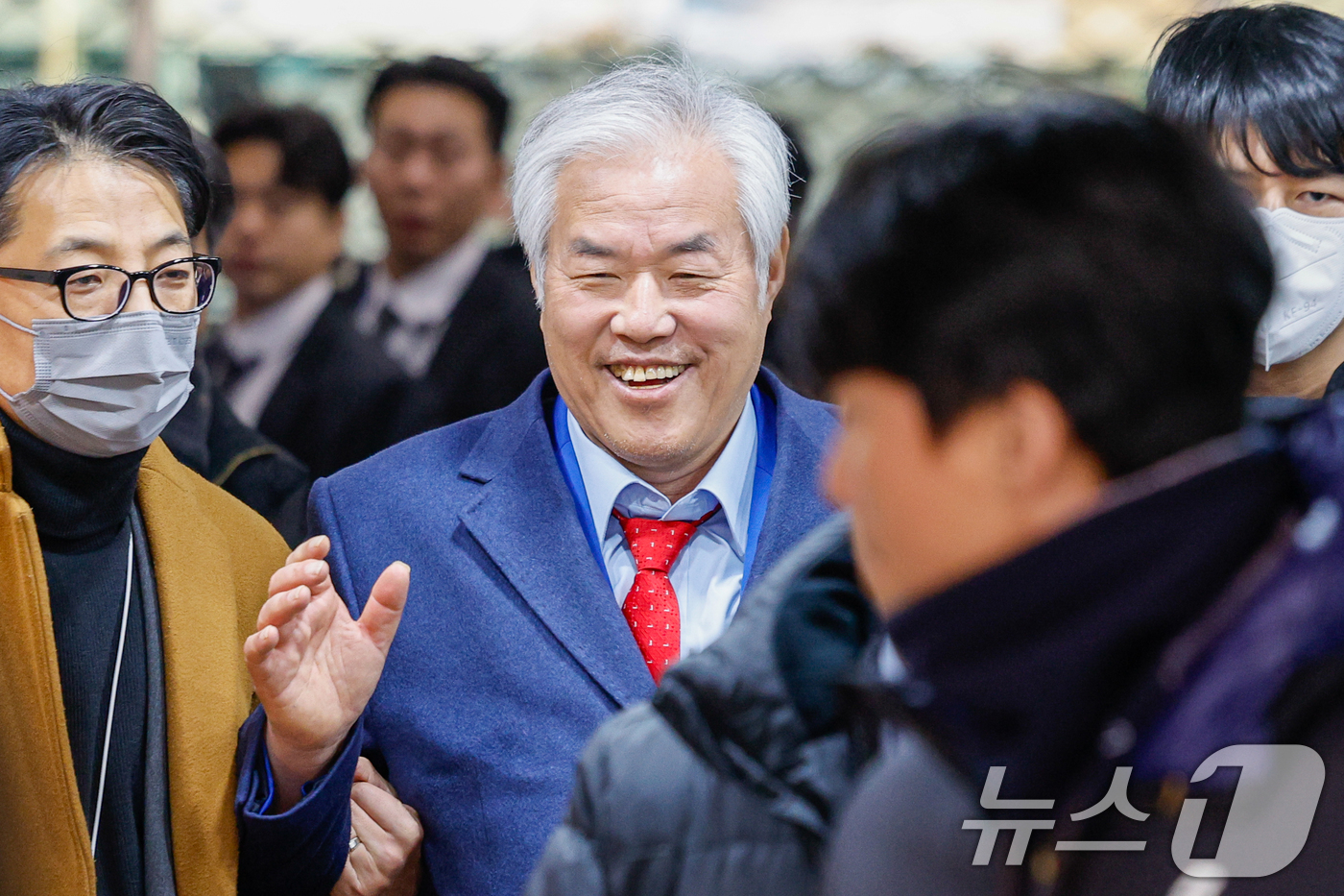 (서울=뉴스1) 안은나 기자 = 서울서부지법 난동 사태의 배후로 지목돼 구속된 전광훈 사랑제일교회 목사가 15일 서울 마포구 서부지방법원에서 구속적부심사를 마친 후 이동하고 있다. …