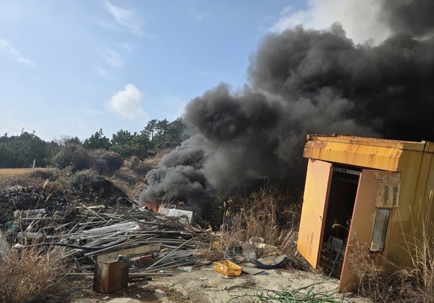 완도 쓰레기처리장서 난 불 임야로 옮겨붙어…1시간30분 만에 초진