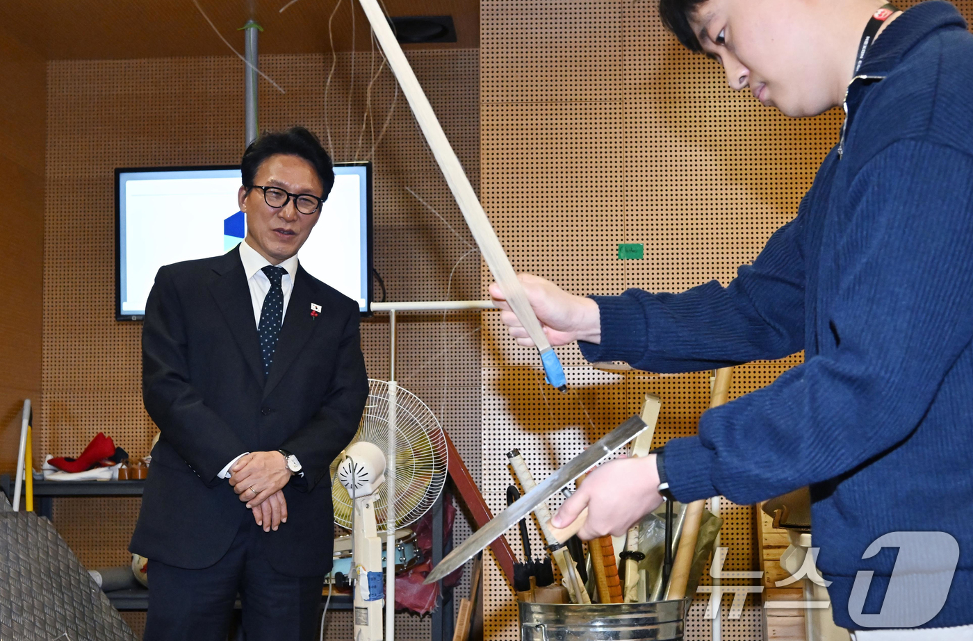 (성남=뉴스1) 박정호 기자 = 문화컨텐츠 현장 방문에 나선 김민석 국무총리가 15일 경기 성남시 넥슨에서 게임 속 효과음 제작 과정을 살펴보고 있다. (공동취재) 2026.1.1 …