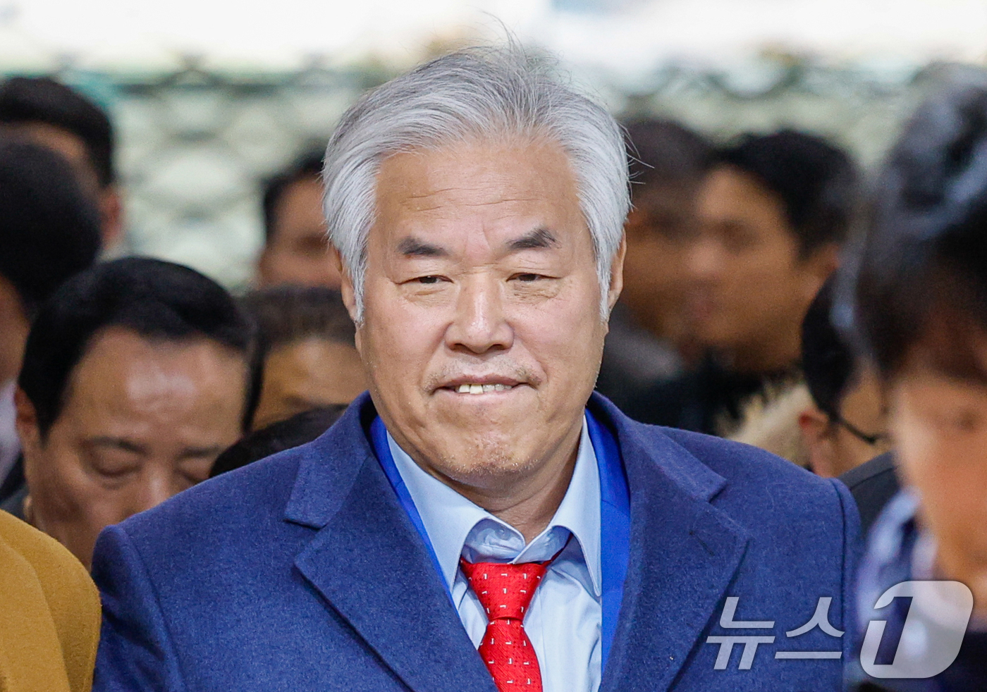 (서울=뉴스1) 안은나 기자 = 서울서부지법 난동 사태의 배후로 지목돼 구속된 전광훈 사랑제일교회 목사가 15일 서울 마포구 서부지방법원에서 구속적부심사를 마친 후 이동하고 있다. …