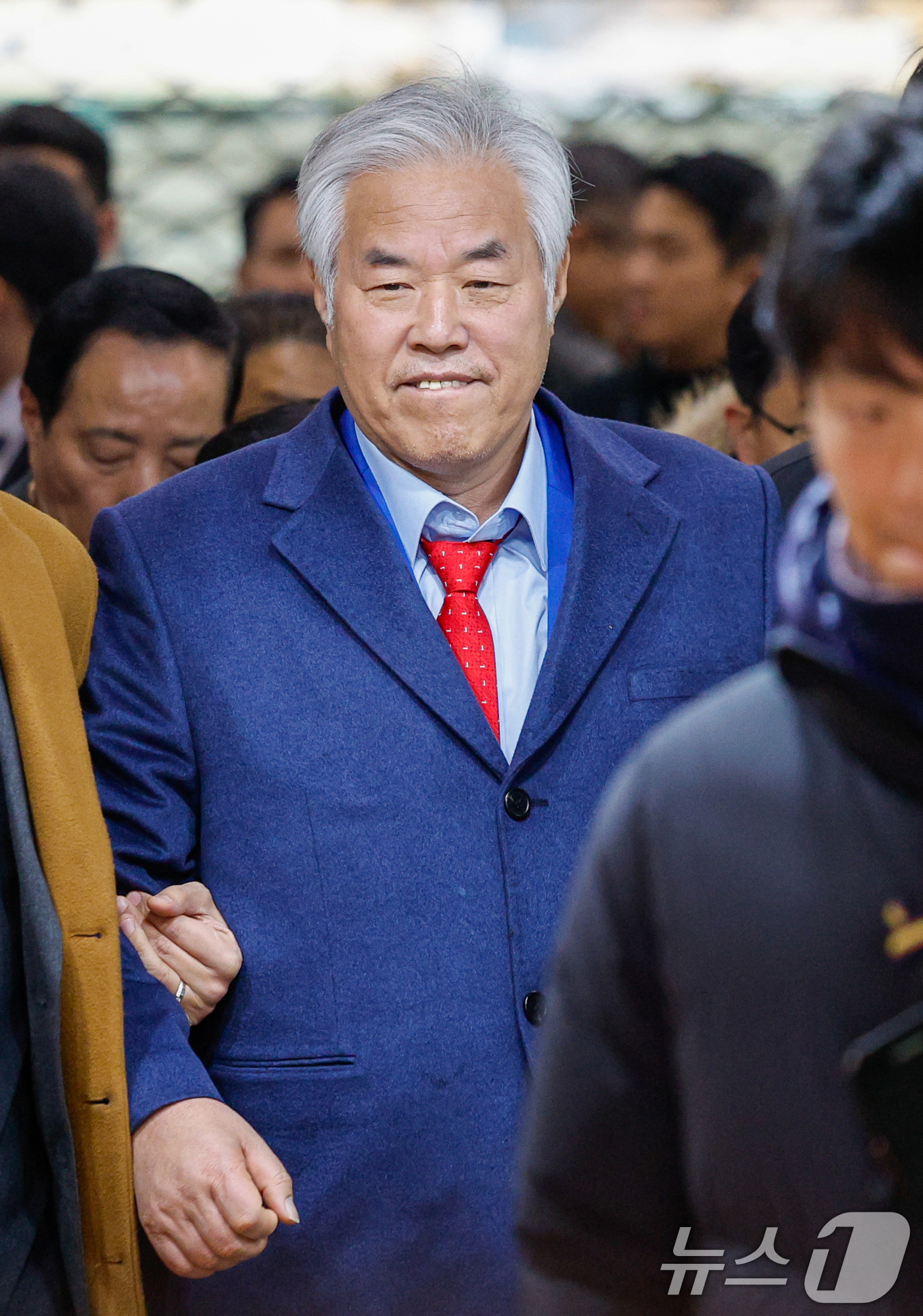 (서울=뉴스1) 안은나 기자 = 서울서부지법 난동 사태의 배후로 지목돼 구속된 전광훈 사랑제일교회 목사가 15일 서울 마포구 서부지방법원에서 구속적부심사를 마친 후 이동하고 있다. …