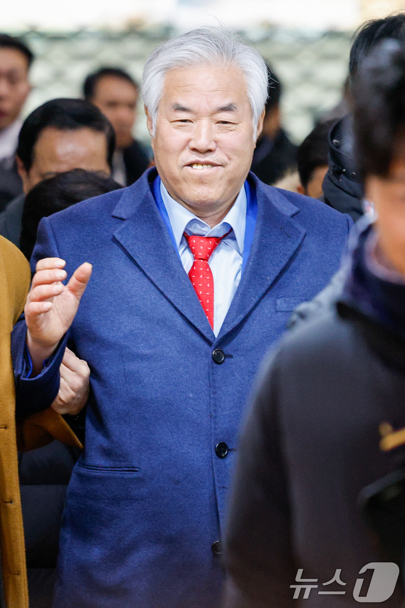 (서울=뉴스1) 안은나 기자 = 서울서부지법 난동 사태의 배후로 지목돼 구속된 전광훈 사랑제일교회 목사가 15일 서울 마포구 서부지방법원에서 구속적부심사를 마친 후 이동하고 있다. …