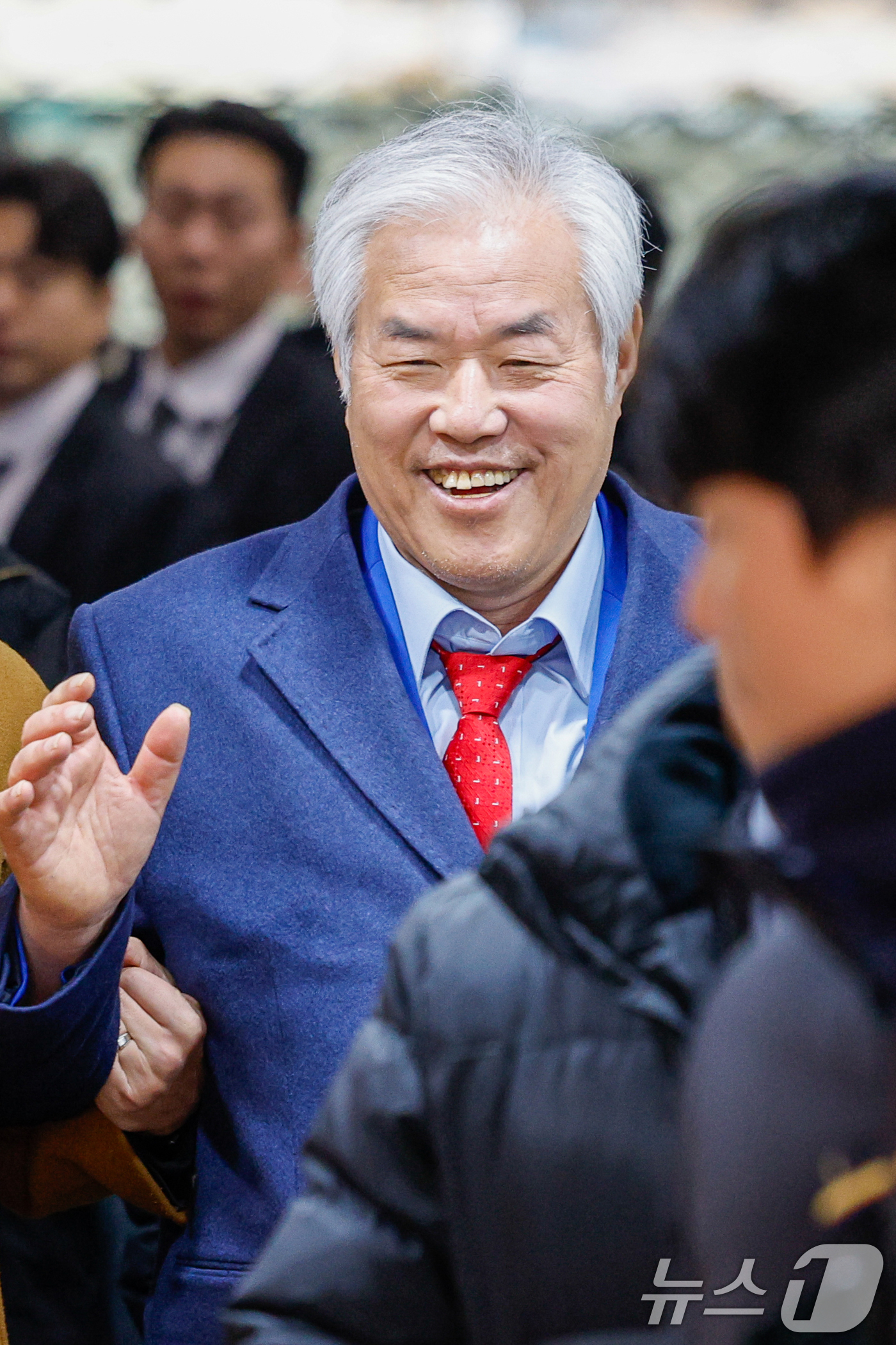 (서울=뉴스1) 안은나 기자 = 서울서부지법 난동 사태의 배후로 지목돼 구속된 전광훈 사랑제일교회 목사가 15일 서울 마포구 서부지방법원에서 구속적부심사를 마친 후 이동하고 있다. …