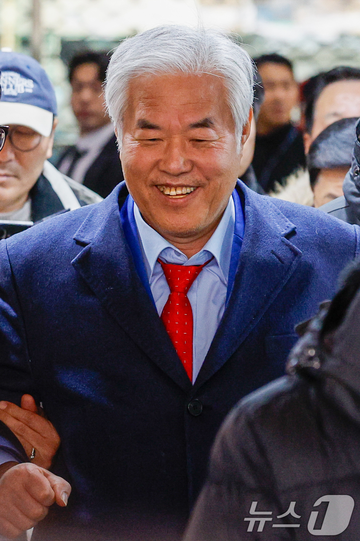 (서울=뉴스1) 안은나 기자 = 서울서부지법 난동 사태의 배후로 지목돼 구속된 전광훈 사랑제일교회 목사가 15일 서울 마포구 서부지방법원에서 구속적부심사를 마친 후 이동하고 있다. …