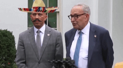 본문 이미지 - 도널드 트럼프 미국 대통령이 지난해 9월 소셜미디어 트루스소셜에 게시한 제프리스 원내대표 관련 AI 조작 영상 중 일부. (트럼프 트루스소셜 캡쳐)