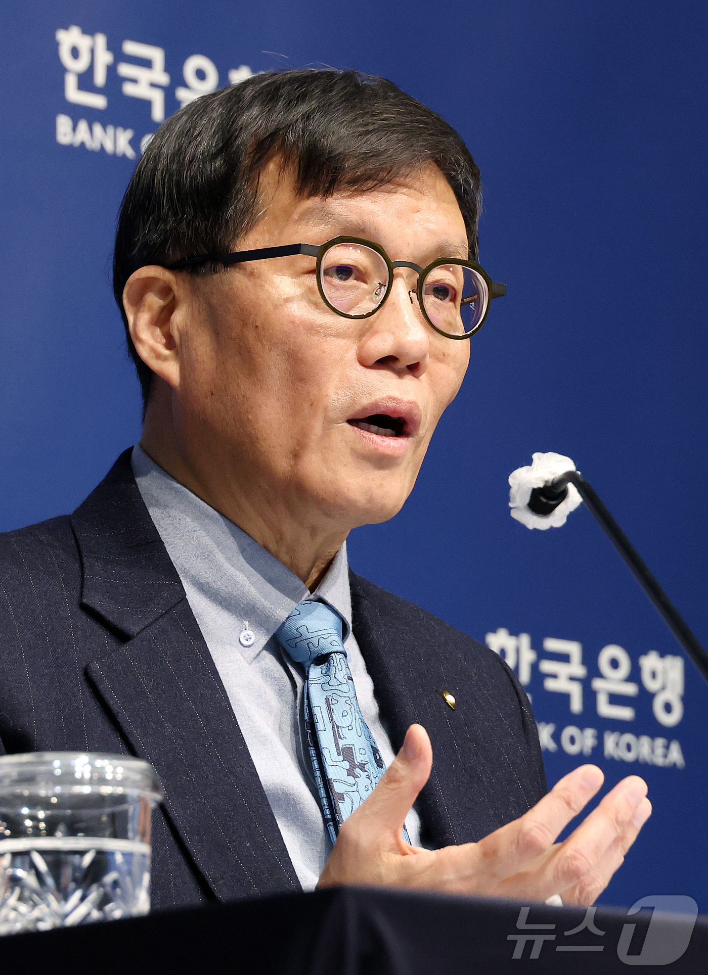 (서울=뉴스1) 김진환 기자 = 이창용 한국은행 총재가 15일 오전 서울 중구 한국은행에서 열린 통화정책방향 기자간담회에서 취재진 질문에 답하고 있다. 한은 금융통화위원회는 이날 …