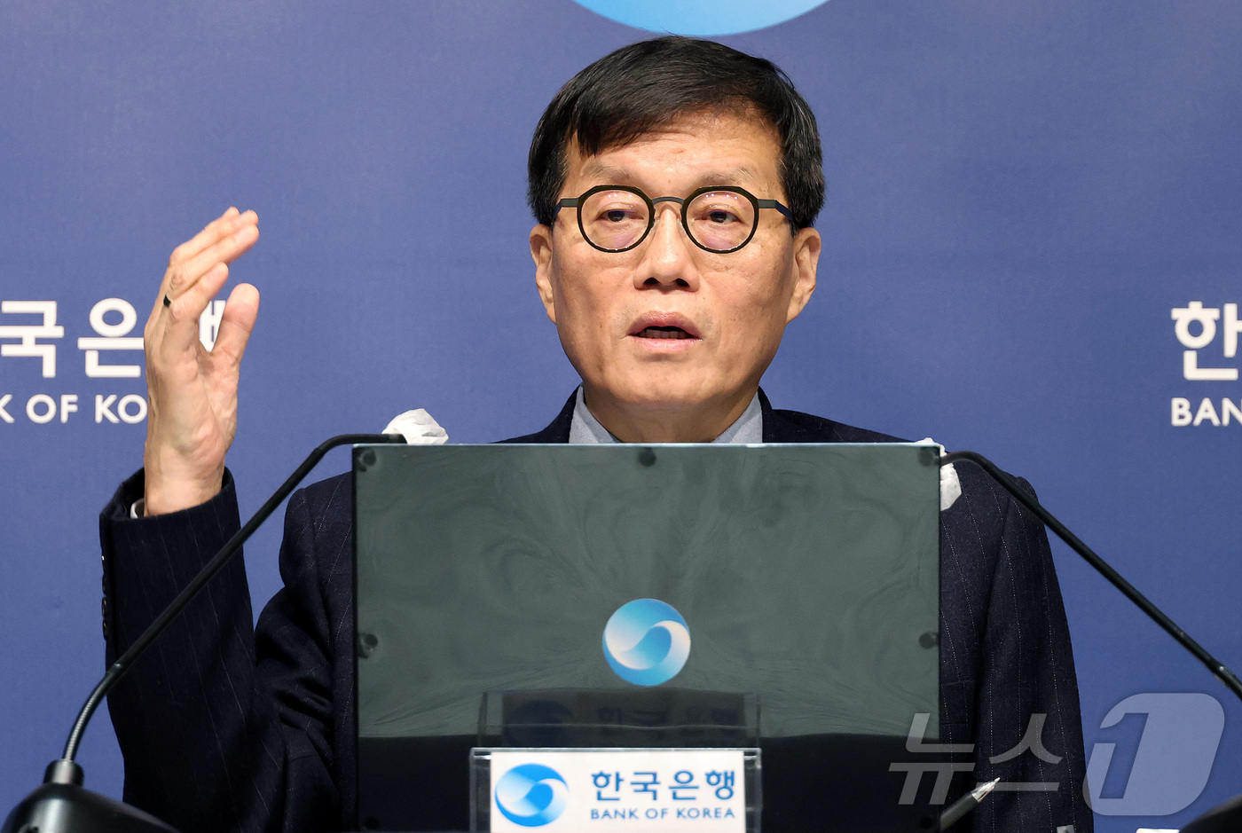 (서울=뉴스1) 김진환 기자 = 이창용 한국은행 총재가 15일 오전 서울 중구 한국은행에서 열린 통화정책방향 기자간담회에서 취재진 질문에 답하고 있다. 한은 금융통화위원회는 이날 …