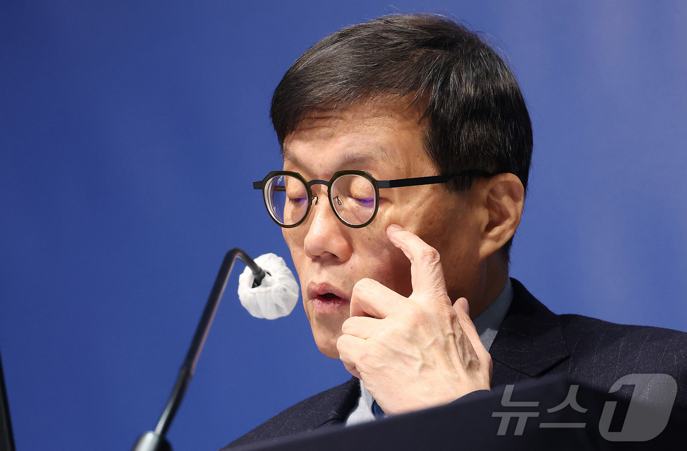 (서울=뉴스1) 김진환 기자 = 이창용 한국은행 총재가 15일 오전 서울 중구 한국은행에서 열린 통화정책방향 기자간담회에서 취재진 질문에 답하고 있다. 한은 금융통화위원회는 이날 …