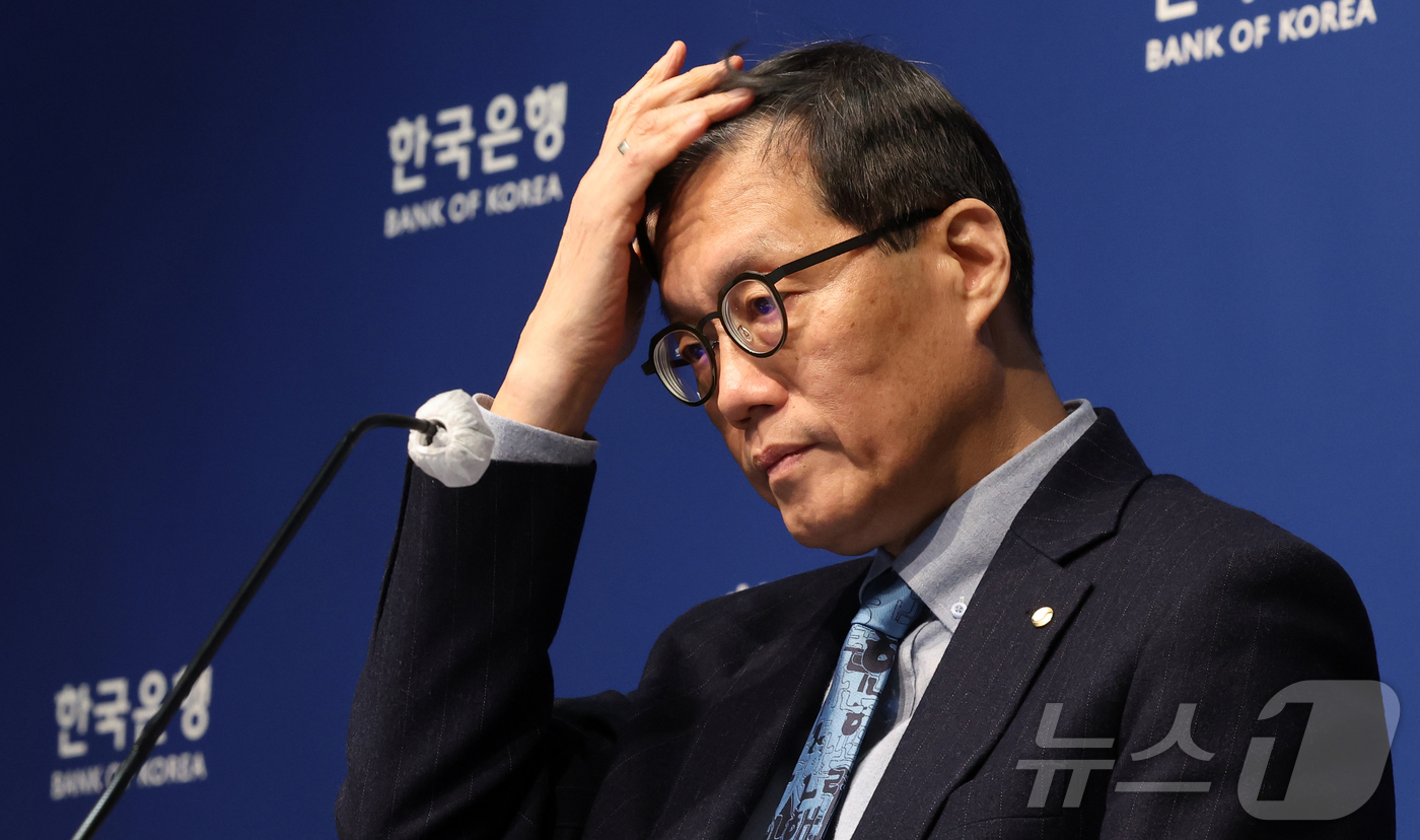 (서울=뉴스1) 김진환 기자 = 이창용 한국은행 총재가 15일 서울 중구 한국은행에서 열린 금융통화위원회 금리 결정에 대한 기자간담회에서 질문을 듣고 있다. (공동취재) 2026. …