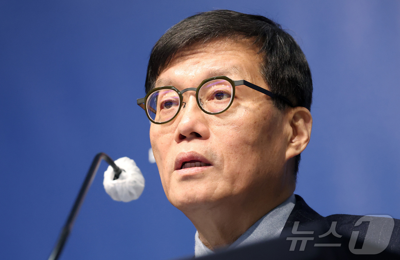 (서울=뉴스1) 김진환 기자 = 이창용 한국은행 총재가 15일 오전 서울 중구 한국은행에서 열린 통화정책방향 기자간담회에서 취재진 질문에 답하고 있다. 한은 금융통화위원회는 이날 …