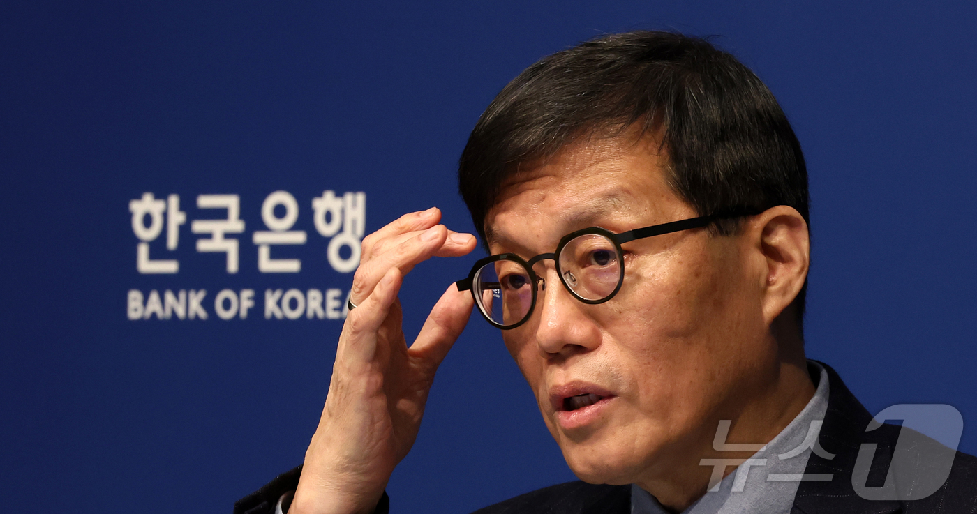 (서울=뉴스1) 김진환 기자 = 이창용 한국은행 총재가 15일 서울 중구 한국은행에서 열린 금융통화위원회 금리 결정에 대한 기자간담회에서 발언하고 있다. (공동취재) 2026.1. …