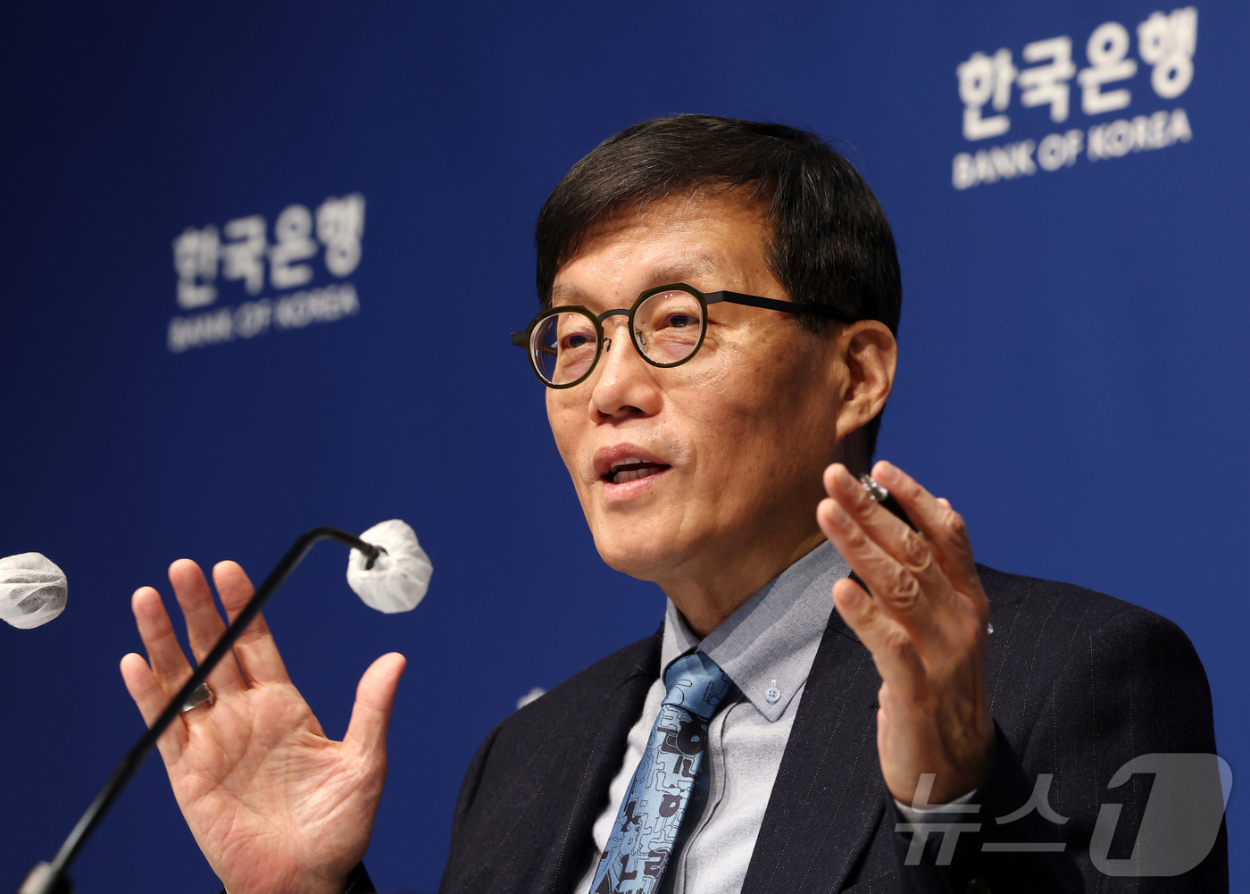 (서울=뉴스1) 김진환 기자 = 이창용 한국은행 총재가 15일 서울 중구 한국은행에서 열린 금융통화위원회 금리 결정에 대한 기자간담회에서 발언하고 있다. (공동취재) 2026.1. …