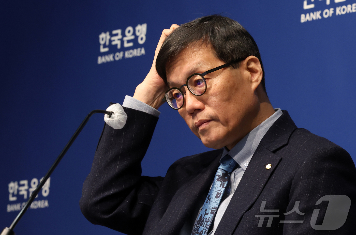 (서울=뉴스1) 김진환 기자 = 이창용 한국은행 총재가 15일 서울 중구 한국은행에서 열린 금융통화위원회 금리 결정에 대한 기자간담회에서 질문을 듣고 있다. (공동취재) 2026. …