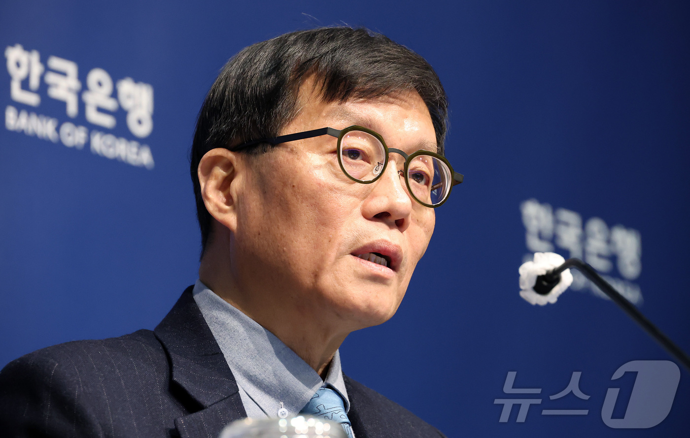 (서울=뉴스1) 김진환 기자 = 이창용 한국은행 총재가 15일 오전 서울 중구 한국은행에서 열린 통화정책방향 기자간담회에서 취재진 질문에 답하고 있다. 한은 금융통화위원회는 이날 …