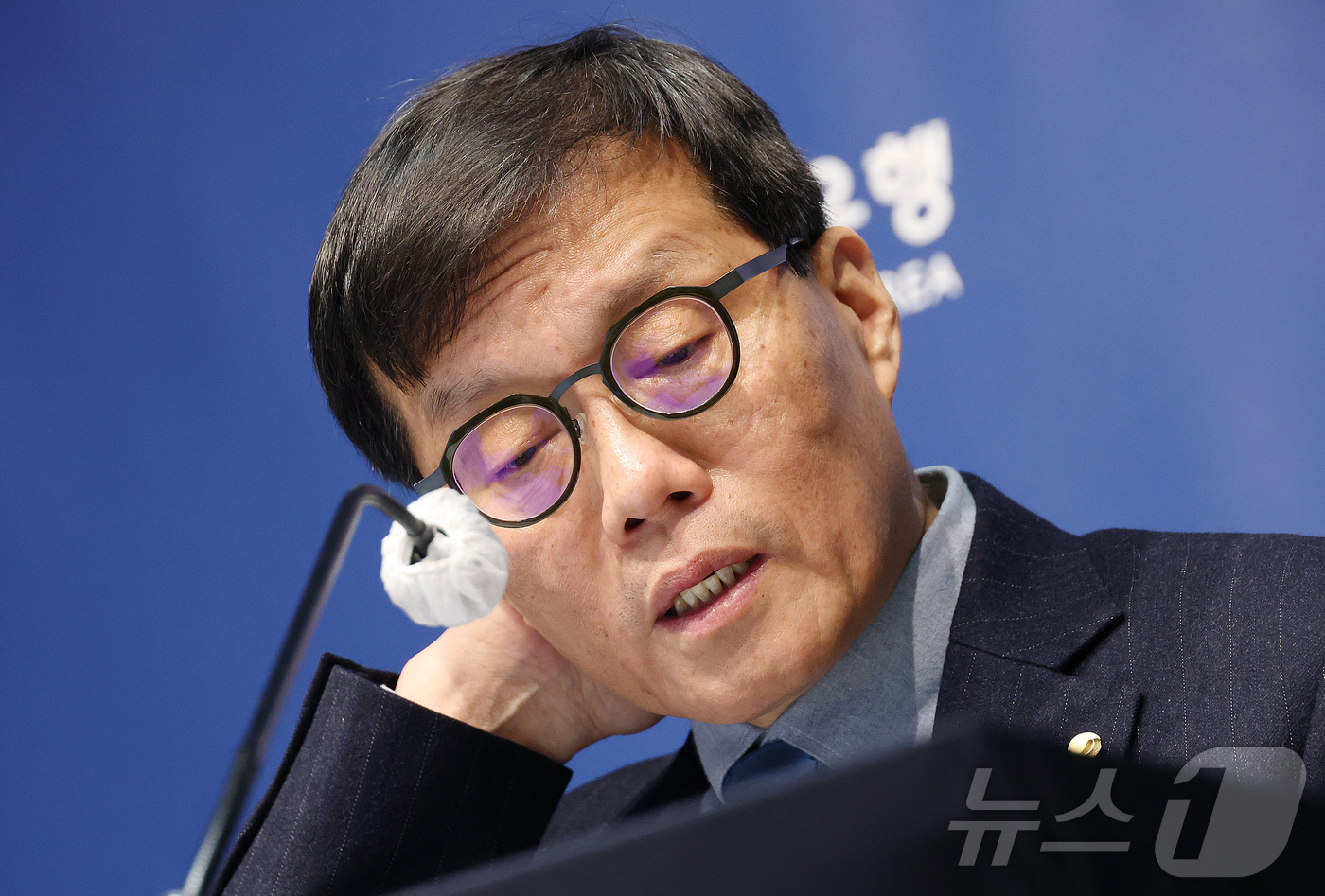 (서울=뉴스1) 김진환 기자 = 이창용 한국은행 총재가 15일 오전 서울 중구 한국은행에서 열린 통화정책방향 기자간담회에서 취재진 질문에 답하고 있다. 한은 금융통화위원회는 이날 …