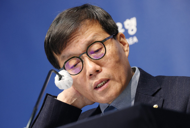 취재진 질문 답변하는 이창용 총재