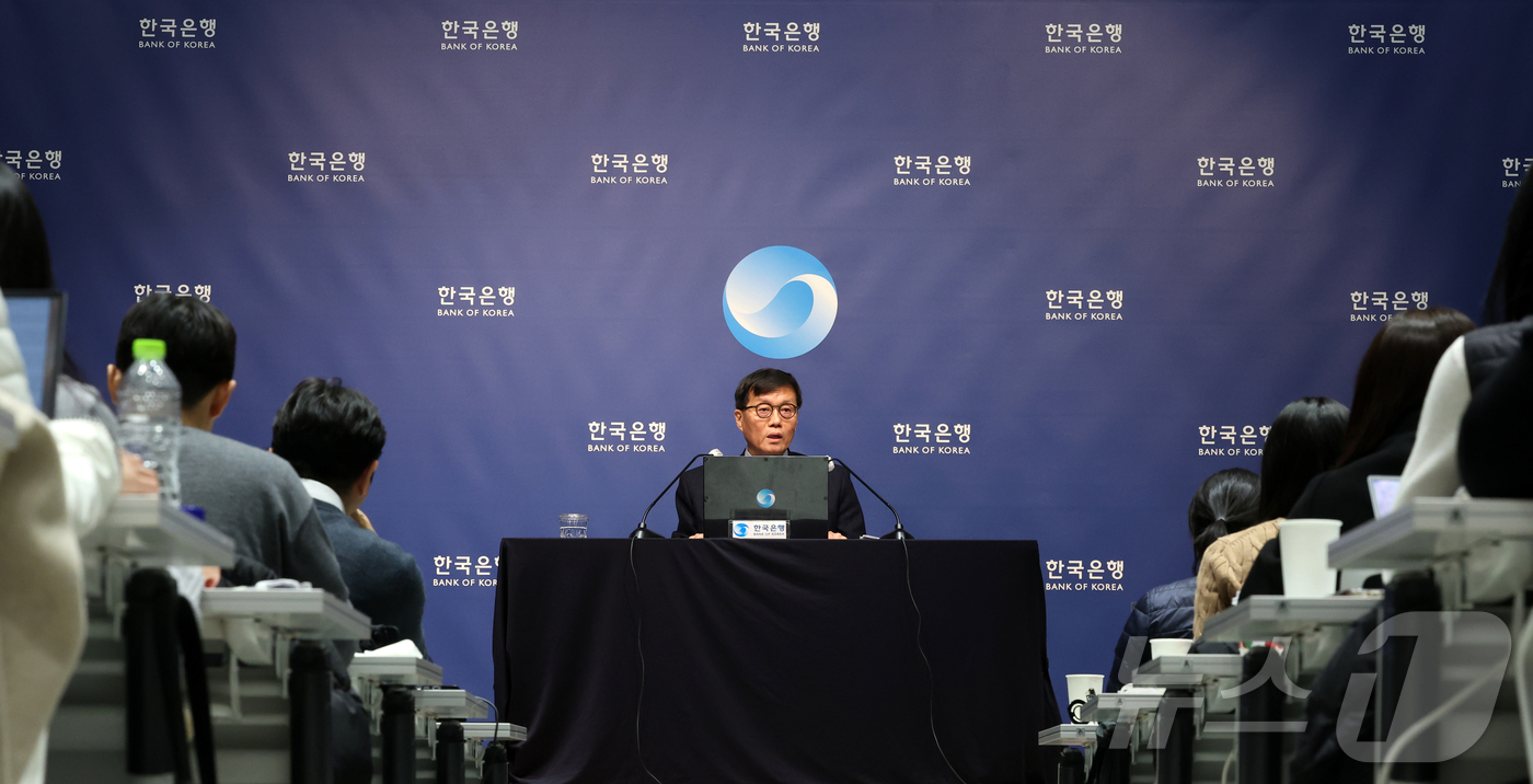 (서울=뉴스1) 김진환 기자 = 이창용 한국은행 총재가 15일 서울 중구 한국은행에서 열린 금융통화위원회 금리 결정에 대한 기자간담회에서 발언하고 있다. (공동취재) 2026.1. …
