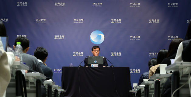 취재진 질문 답하는 이창용 총재