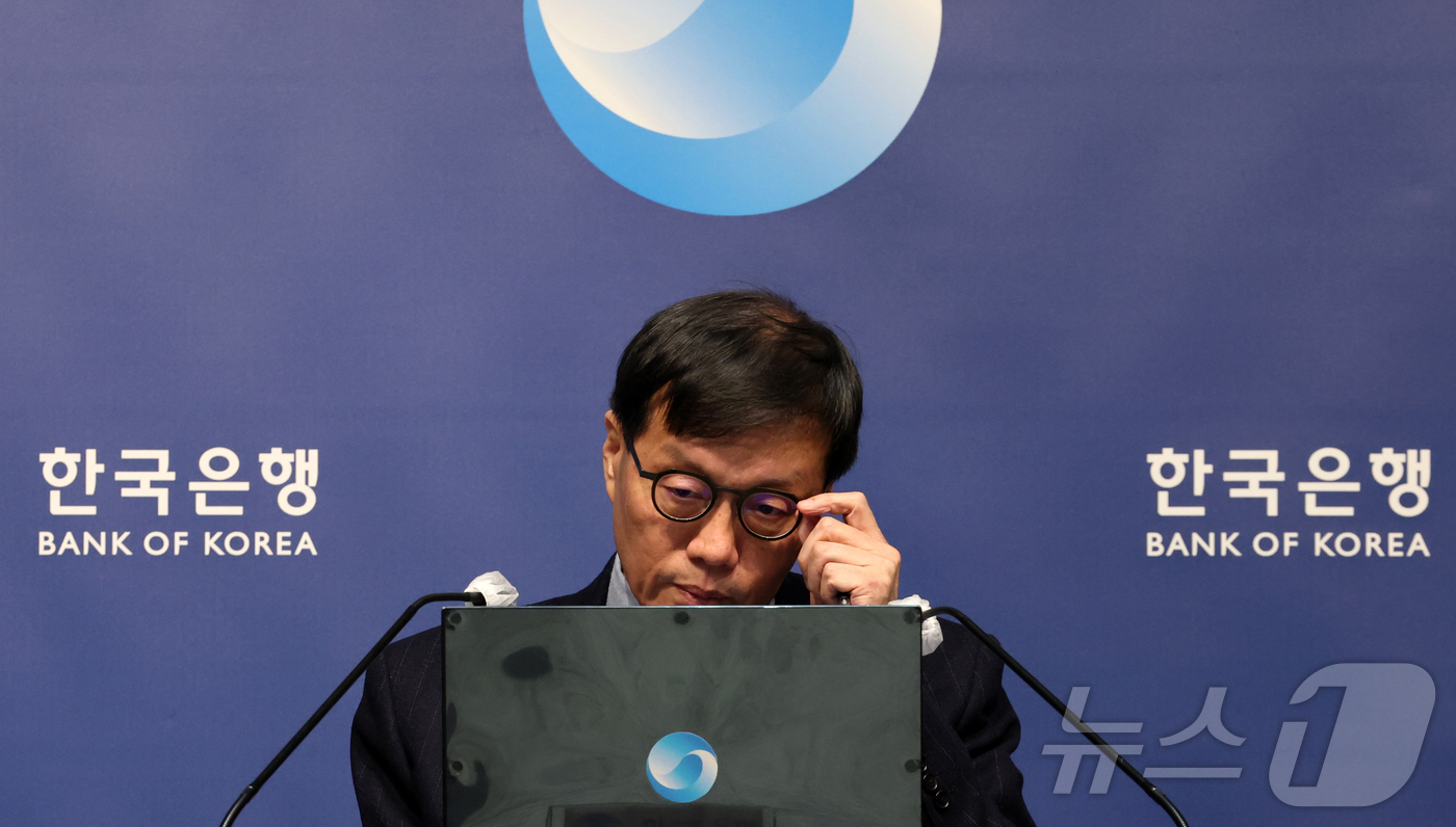 (서울=뉴스1) 김진환 기자 = 이창용 한국은행 총재가 15일 서울 중구 한국은행에서 열린 금융통화위원회 금리 결정에 대한 기자간담회에서 질문을 듣고 있다. (공동취재) 2026. …