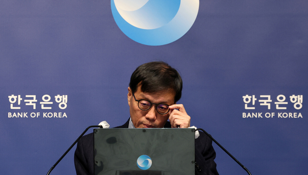 취재진 질문 듣는 이창용 한은 총재