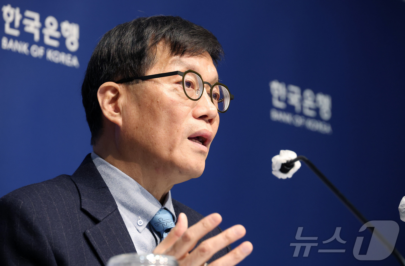 (서울=뉴스1) 김진환 기자 = 이창용 한국은행 총재가 15일 오전 서울 중구 한국은행에서 열린 통화정책방향 기자간담회에서 취재진 질문에 답하고 있다. 한은 금융통화위원회는 이날 …