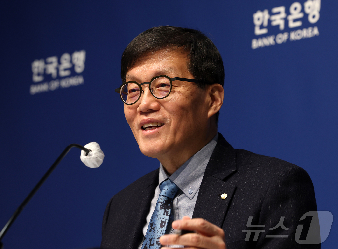 (서울=뉴스1) 김진환 기자 = 이창용 한국은행 총재가 15일 서울 중구 한국은행에서 열린 금융통화위원회 금리 결정에 대한 기자간담회에서 발언하고 있다. (공동취재) 2026.1. …