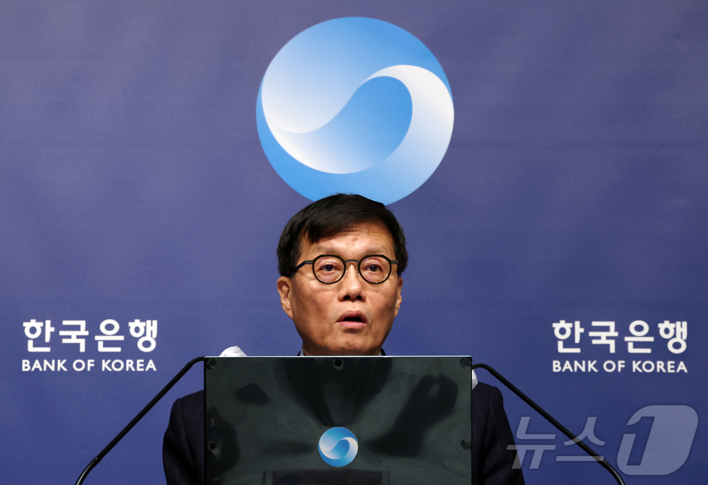 (서울=뉴스1) 김진환 기자 = 이창용 한국은행 총재가 15일 서울 중구 한국은행에서 열린 금융통화위원회 금리 결정에 대한 기자간담회에서 발언하고 있다. 2026.01.15 202 …