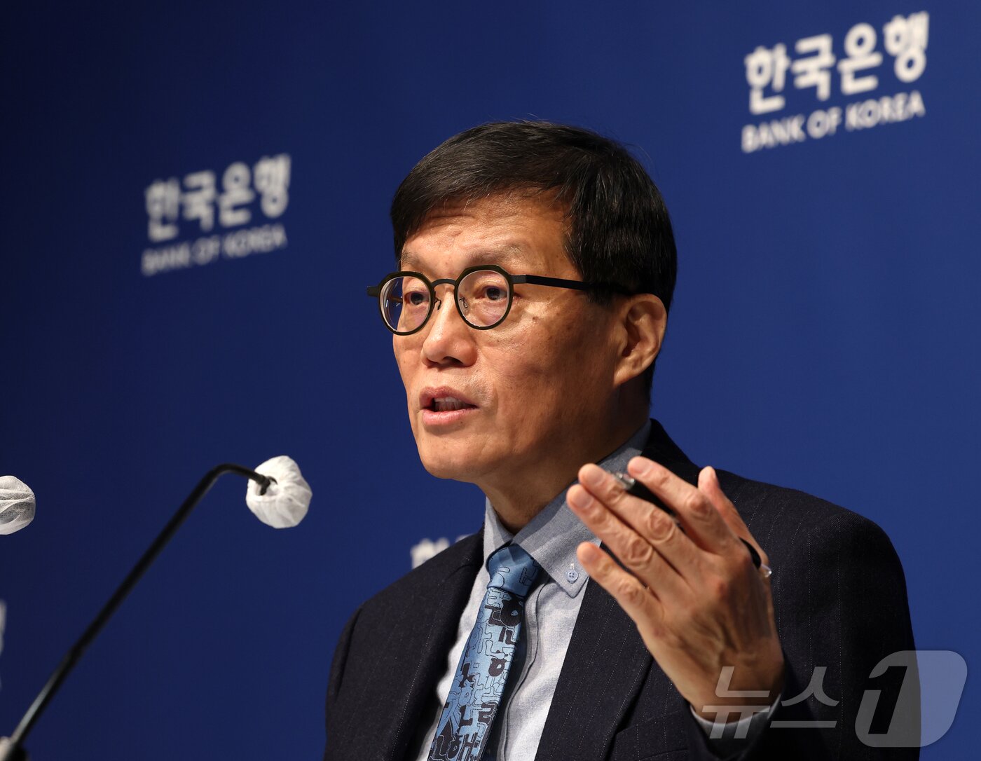 본문 이미지 - 이창용 한국은행 총재가 15일 서울 중구 한국은행에서 열린 금융통화위원회 금리 결정에 대한 기자간담회에서 발언하고 있다. (공동취재) 2026.1.15 ⓒ 뉴스1 김진환 기자