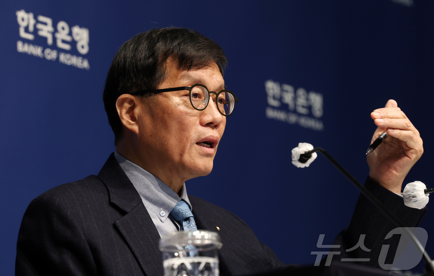 (서울=뉴스1) 김진환 기자 = 이창용 한국은행 총재가 15일 서울 중구 한국은행에서 열린 금융통화위원회 금리 결정에 대한 기자간담회에서 발언하고 있다. (공동취재) 2026.1. …