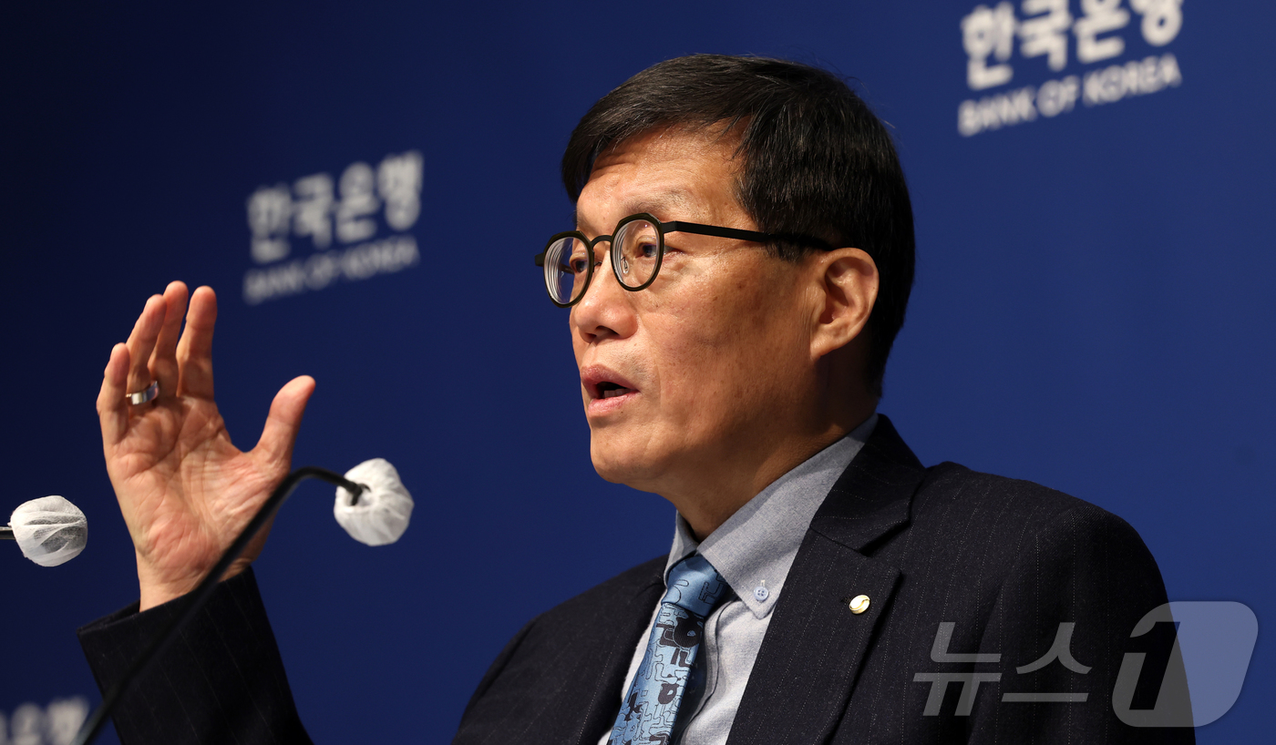 (서울=뉴스1) 김진환 기자 = 이창용 한국은행 총재가 15일 서울 중구 한국은행에서 열린 금융통화위원회 금리 결정에 대한 기자간담회에서 발언하고 있다. (공동취재) 2026.1. …