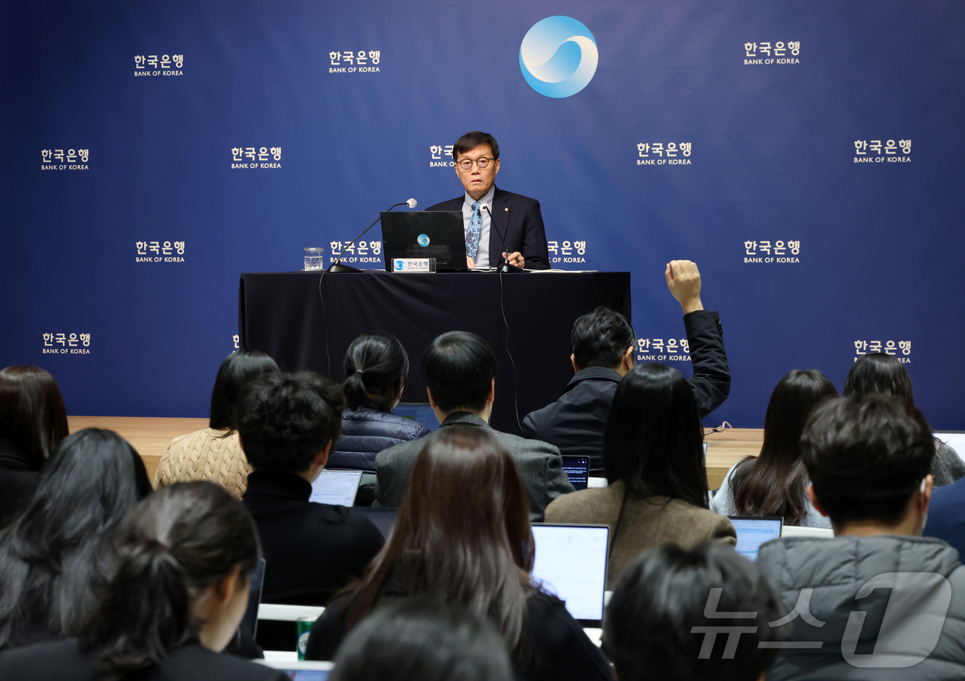 (서울=뉴스1) 김진환 기자 = 이창용 한국은행 총재가 15일 서울 중구 한국은행에서 열린 금융통화위원회 금리 결정에 대한 기자간담회에서 질문을 듣고 있다. (공동취재) 2026. …