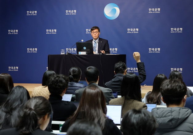 금통위 금리 동결 결정 관련 질문 듣는 이창용 총재