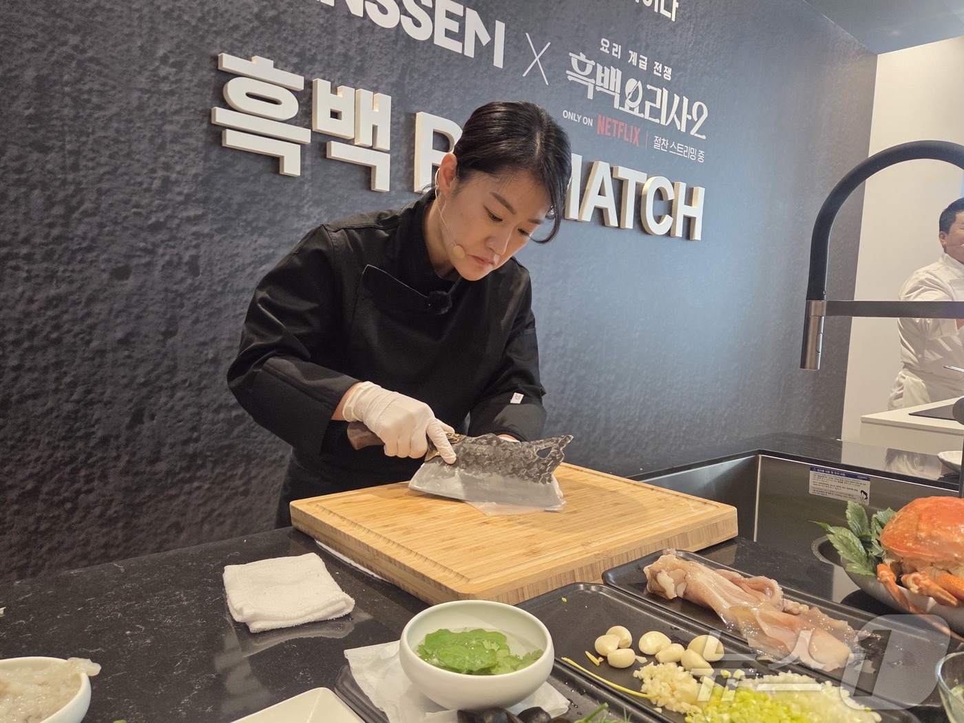 (서울=뉴스1) 장시온 기자 = 15일 서울 강남구 플래그십 논현에서 열린 \'흑백요리사 RE:MATCH(리매치)\' 행사에서 \'중식마녀\'로 불리는 이문정 셰프가 경연을 펼치고 …